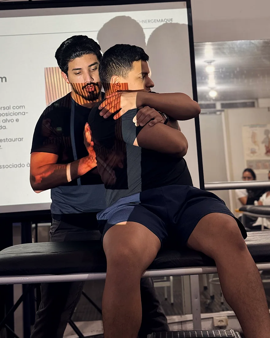 Técnica de manipulação torácica em demonstração