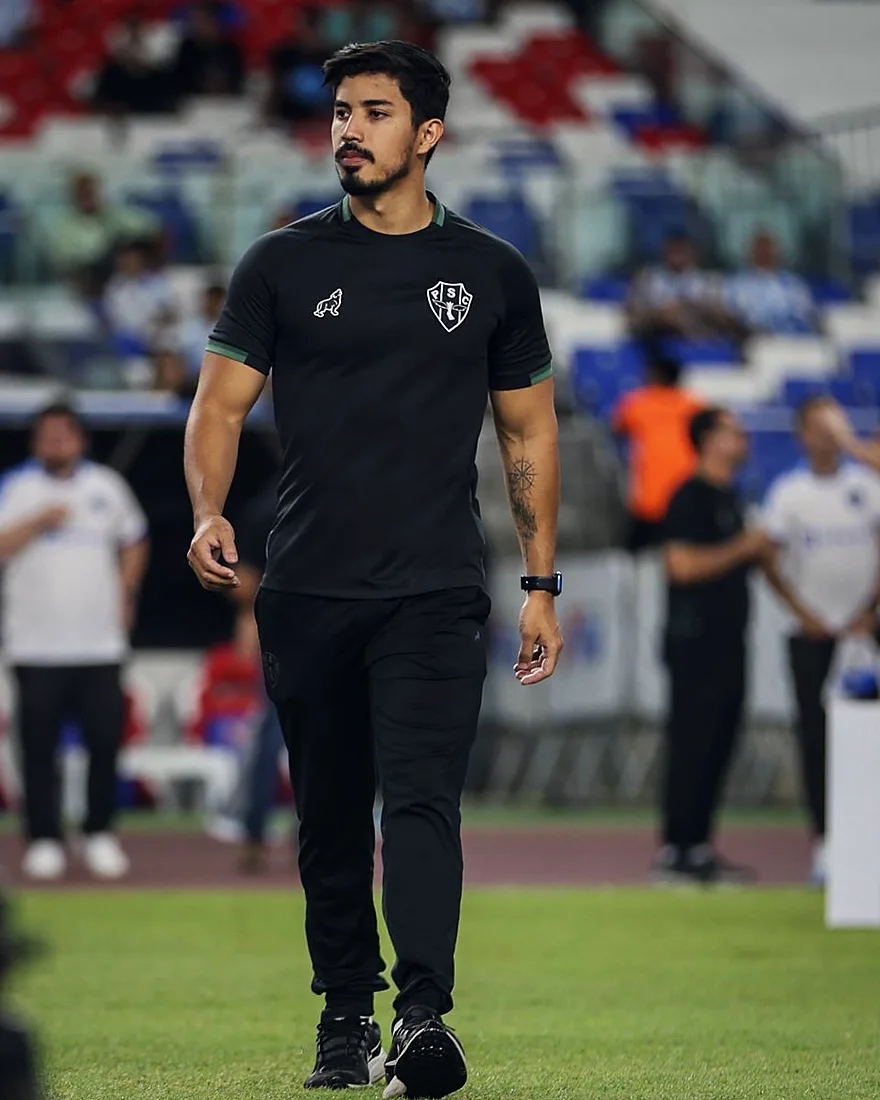 No gramado do estádio com a comissão do Paysandu