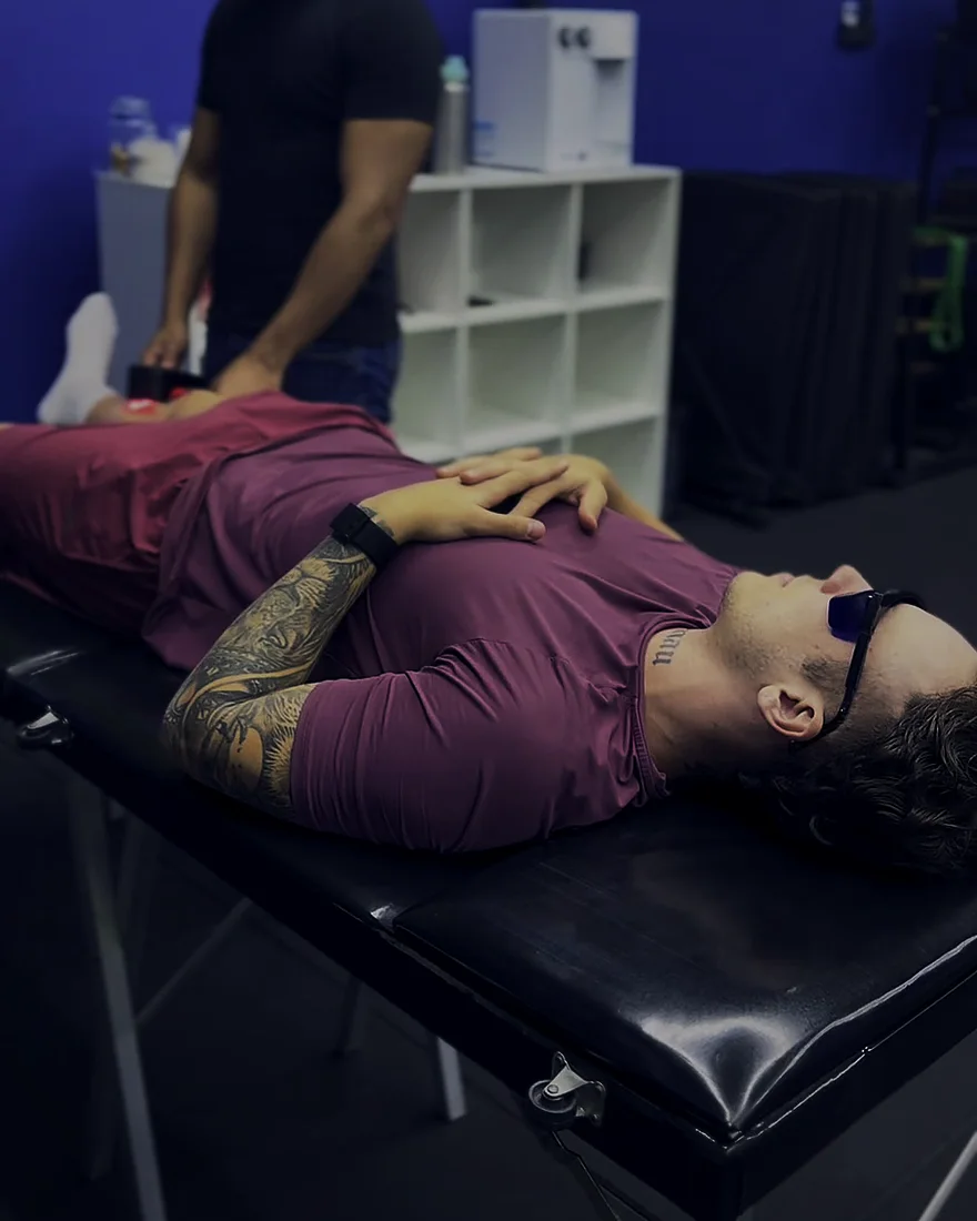 Paciente em sessão de fisioterapia esportiva
