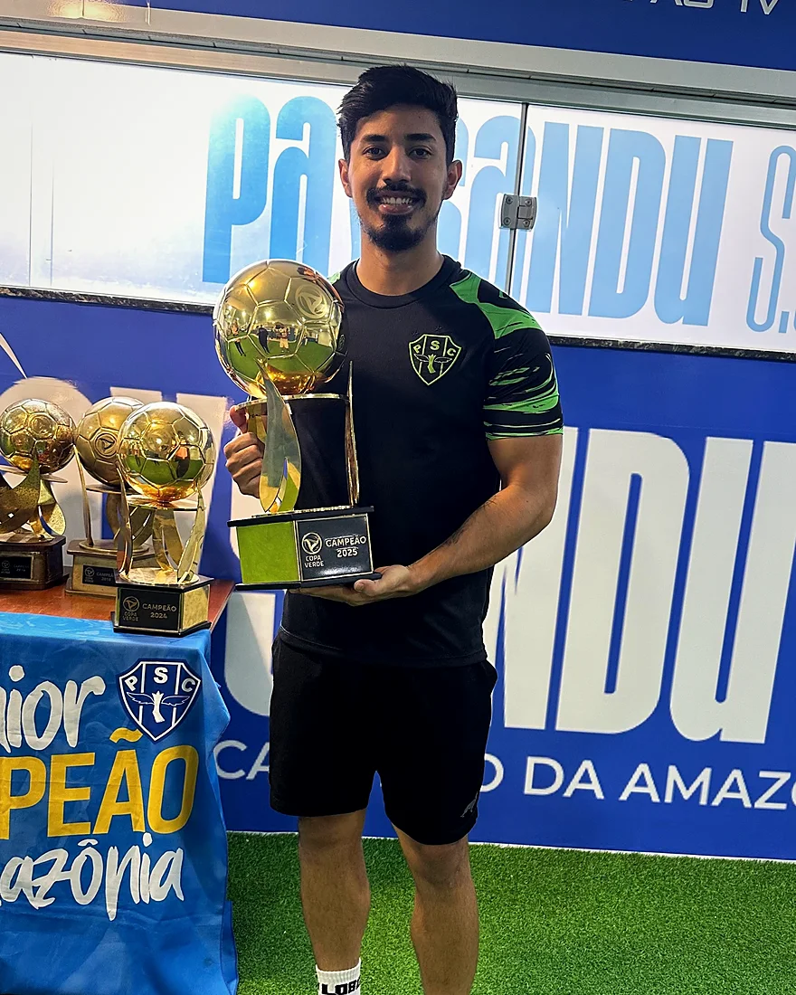 Com a taça da Copa Verde 2025