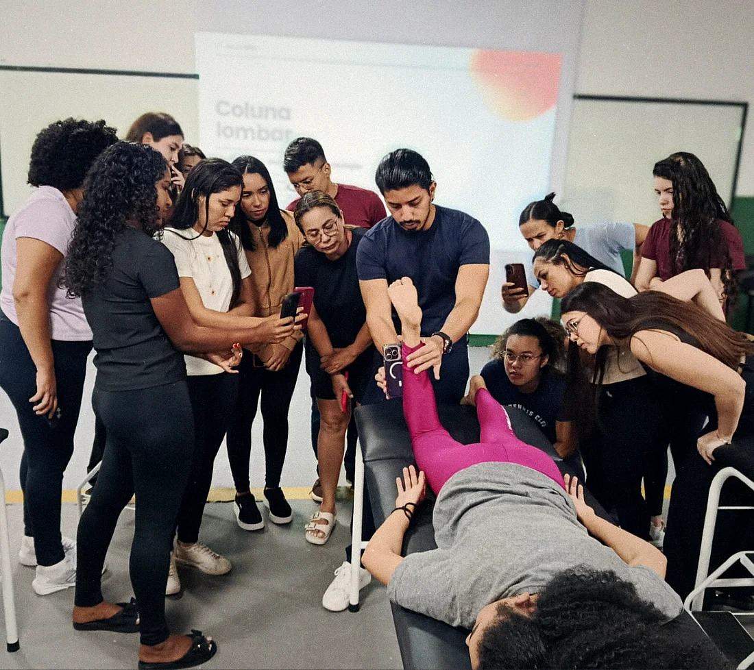 Alunos acompanhando demonstração de teste clínico